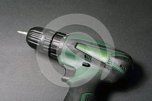 Screwdriver with crosspiece for self-tapping screws