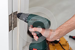 Screwing hinge installation on a process of wood door