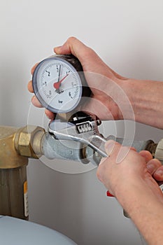 Screwing pressure gauge