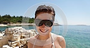 Scuba diver woman can't see because of sun