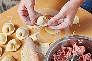 Sculpting of meat dumplings
