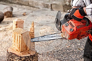 The sculptor with the chainsaw