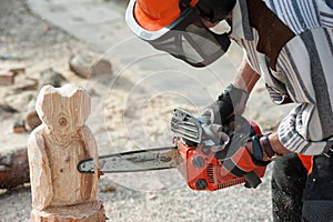 The sculptor with the chainsaw