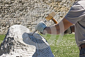 Scultore uomo sul martello un protettivo guanti sul intaglio calcolo bloccare su bianco facile scelta 