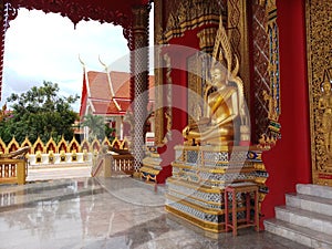 A sculptur of lord bouddha in a temple