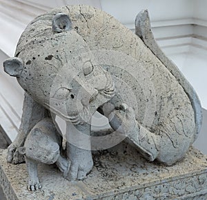 Sculptural image of a tigress with a little tiger cub