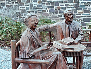 Sculpture of Eleanor and Franklin Roosevelt