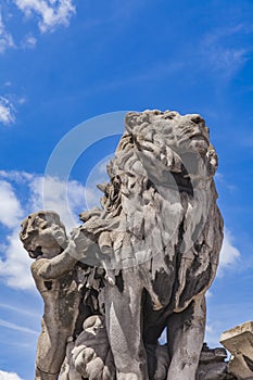 Sculpture Lion conduit par un enfant at Pont Alexandre III in Pa