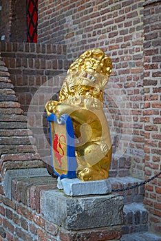 Sculpture : a lion holding shield with coat of arms
