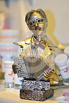 A sculpture man playing accordion