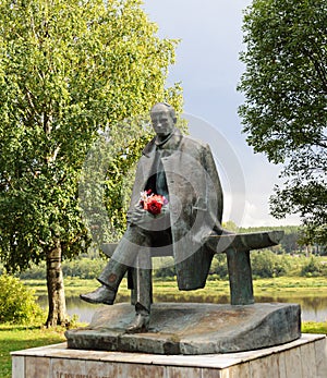 Sculpture of poet Nikolai Rubtsov in Totma photo