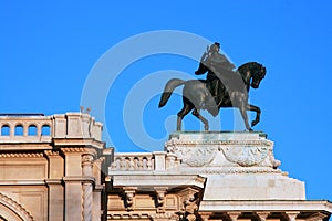 Sculpture on top of Wiener Staatsoper photo