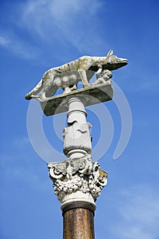Sculpture of wolf, Romulus, and Remus.
