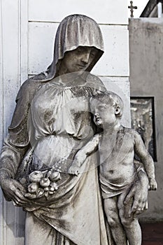 Sculpture of a woman with his child