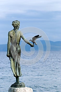 Sculpture of the woman and seagull