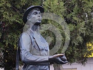Sculpture of a young traveler, sculptor Vladimir Zolotukhin