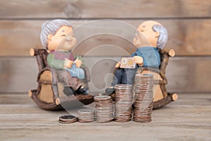 Sculptures of old man and old woman and a row of increasing dollar coins