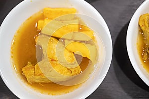 Sea bass in yellow curry with fresh papaya