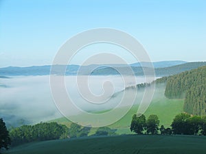 El mar de niebla en montanas 