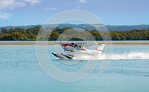 El mar avión está preparando sobre el llevar de 