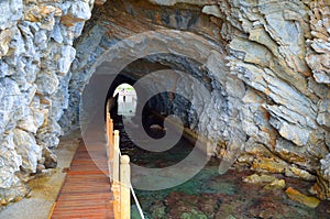 Mořský tunel v hoře. Turunc Terench Marmaris, Mugla