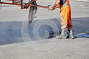 Sealing of asphalt pits by blowing hot mixture