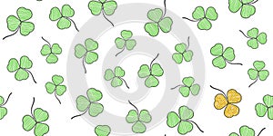 Seamless pattern with gold and green shamrocks, clover leaves