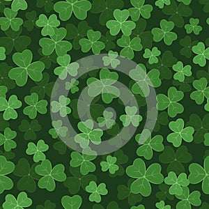 Seamless pattern with green clovers