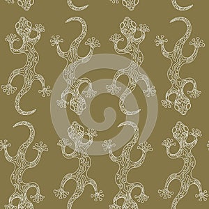 Seamless pattern with lizards on the golden background.