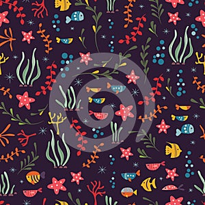 Seamless pattern with underwater ocean animals, cute fish and plants