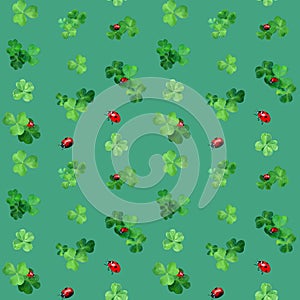 Seamless pattern with watercolor clover and ladybugs. Spring decor with green grass and bugs