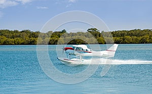 Idrovolante aereo galleggiante decollare 