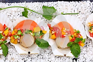 Seared scallops with tropical salsa