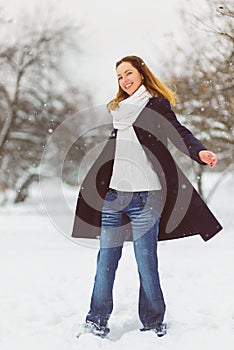 Season, christmas, holidays and people concept - smiling young woman in winter clothes outdoor