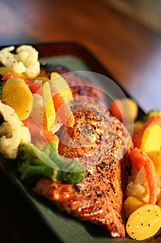 Sazonado de Salmón a la plancha con Brócoli, la Calabaza, las Zanahorias y otras verduras.