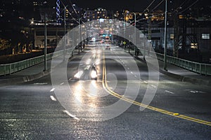 Strade da auto la luce strisce sul strade di notte 