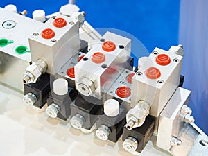 Sectional hydraulic directional valve