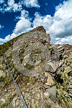 Assicurato turismo marciapiede fra un corde montagne picchi dolomiti 