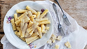 Sedani rigati pasta cacio e pepe