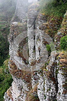 Sedimentary clifftop, in the fog