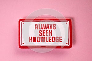 ALWAYS SEEK KNOWLEDGE. Motivation concept. Sticky note with text