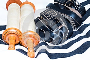 Sefer Torah (Bible), With tefillin