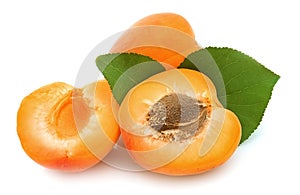 Segments an apricot