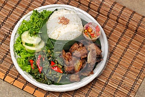 Sei sapi served on round plate