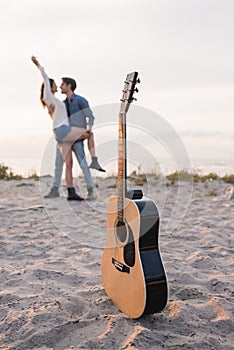 Selective focus of acoustic guitar on