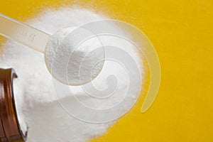 Selective focus of creatine monohydrate powder in scoop