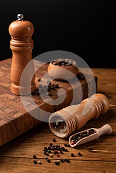 Selective focus of salt and pepper grinders