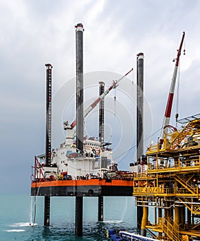 Self-elevating jack-up barge