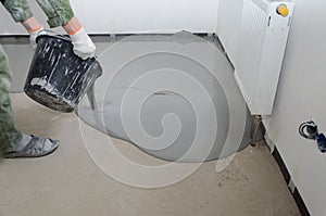 Self-leveling epoxy. Leveling with a mixture of cement floors