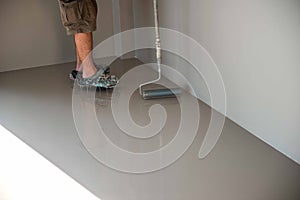 Self-leveling epoxy. Leveling with a mixture of cement floors